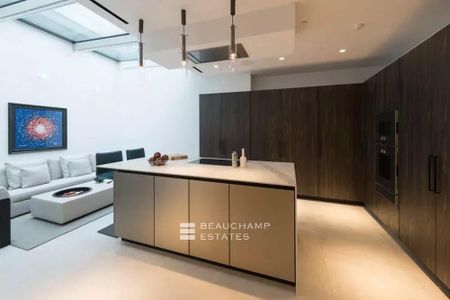 An exceptional contemporary residence with a private gated mews - Photo 3