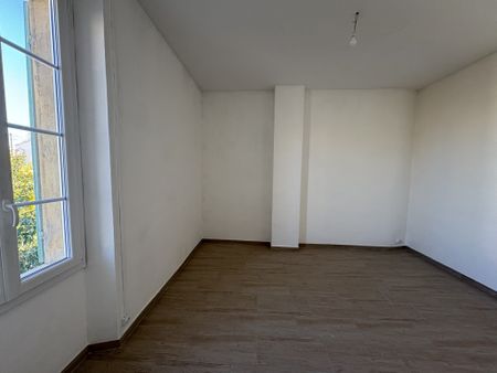 Location Appartement 4 pièces 93m² MARSEILLE 12ème - Photo 4