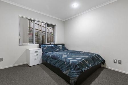 Spacious 4-Bedroom Family Home in Vibrant Te Atatu - Photo 2
