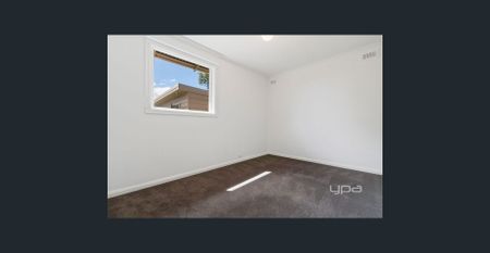 Charming Weatherboard with Bungalow – Lawn Mowing Included - Photo 2