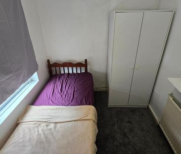 4 bedroom terraced house to rent - Photo 4