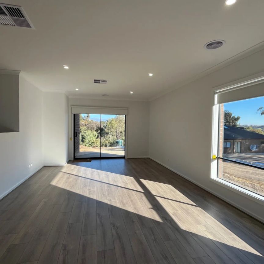 **APPLICATION PENDING** Stylish family living just 2.5km from town centre - Photo 1