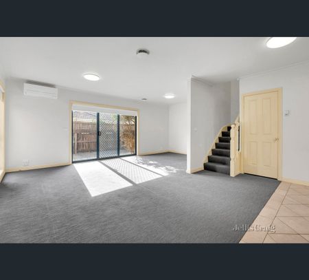 5 Skyline Drive, Maribyrnong, Vic 3032 - Photo 3