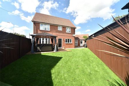 4 bedroom detached house to rent - Photo 3