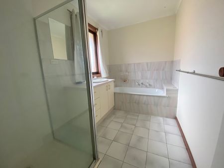 REFRESHED THREE BEDROOM TOWNHOUSE - Photo 3