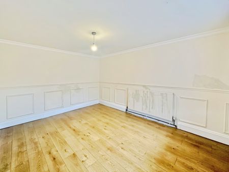 Three-Bedrooms Terraced House - Photo 2