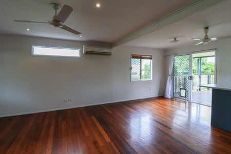 STYLE, COMFORT & FRUIT TREES ON SHAW STREET - THE PERFECT NEW AUCKLAND RENTAL! - Photo 2