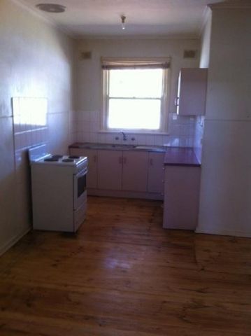 Comfortable 3-Bedroom Home with Large Yard & Secure Parking - Photo 4