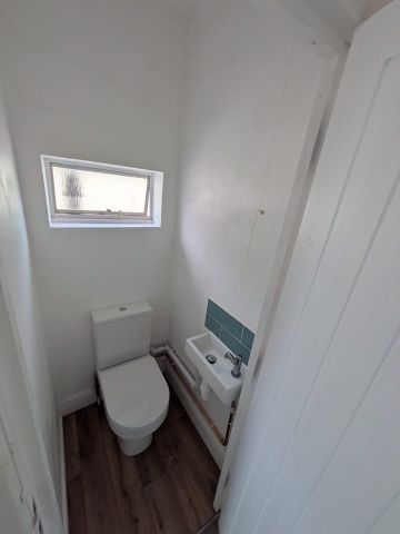 3 Bed Semi-Detached House, Lancaster Road, SO16 - Photo 3
