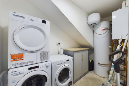 1 bedroom in a house share to rent - Photo 5