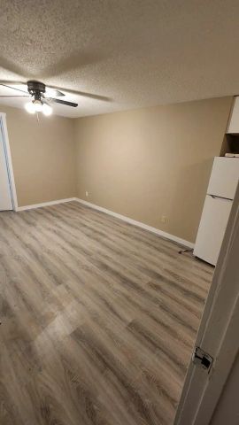 Clean and Spacious 3+1 Bedroom, 2-Bath House in Penbrooke Meadows — 4 Bedrooms and 2 bathrooms - Photo 4