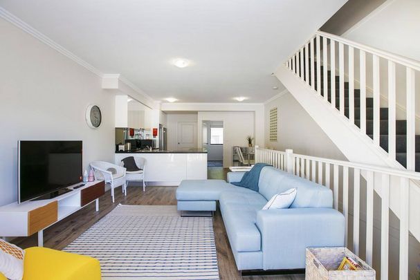 Luxe By The Beach! 3 Bedroom Townhouse... perfect beach location - Photo 1