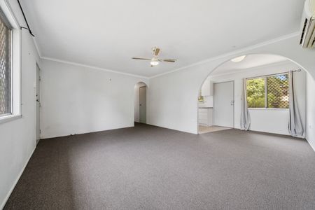 SPACIOUS FAMILY HOME IN HEART OF BEENLEIGH! - Photo 2