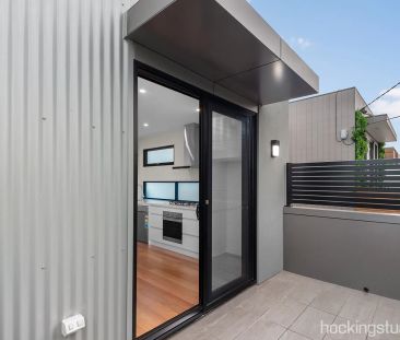 Modern townhouse with open plan living. - Photo 3