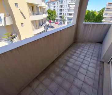 T1 MEUBLE AU PIED DU TRAMWAY AVEC TERRASSE ET CAVE ... - Photo 4
