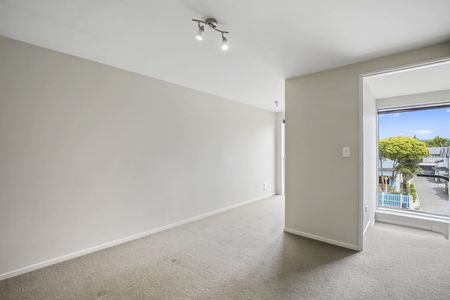 Stylish two-bedroom apartment puts you in the heart of the city - Photo 4