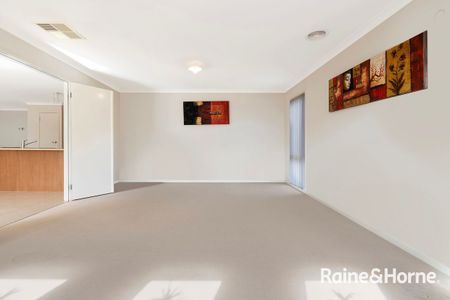4 Bedroom House in Cranbourne East! - Photo 3