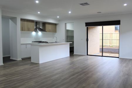 LUXURIOUS FAMILY HOME!!! - Photo 2