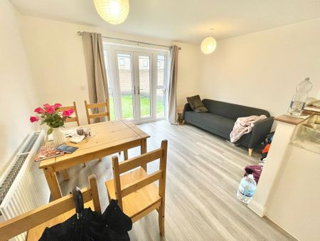 1 bedroom in a house share to rent - Photo 2