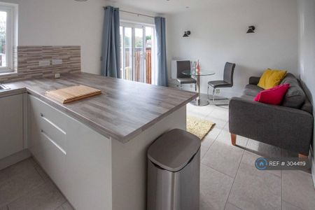 1 bedroom in a house share to rent - Photo 3