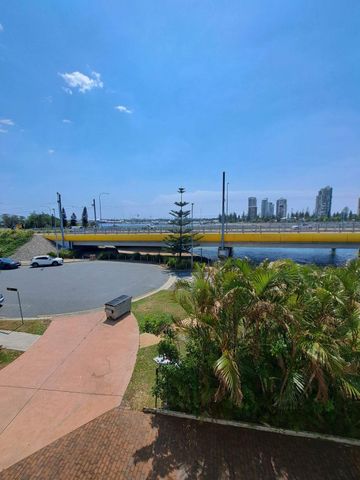 Southport Broadwater gorgeous modern unit with water views! - Photo 4