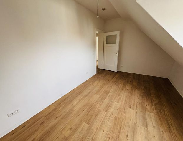 Ruhig wohnen, zentral leben - Modernisierte Dachgeschoss-Wohnung! - Photo 1