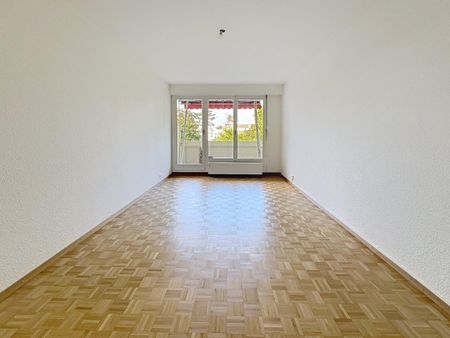 Appartement spacieux de 5 pièces, entièrement rénové, avec en sus un parking intérieur à CHF 200.- /mois. - Photo 2