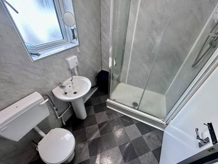 1 bedroom in a house share to rent - Photo 5