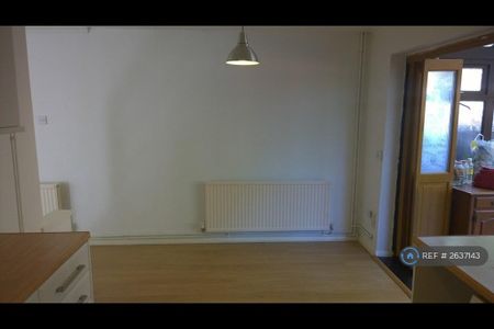 3 bedroom semi-detached house to rent - Photo 2