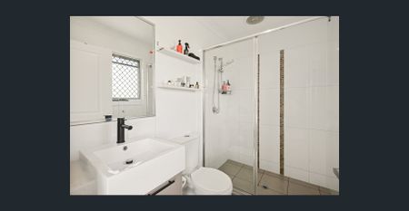 FREESTANDING MODERN TOWNHOUSE IN SMALL NUNDAH COMPLEX - Photo 5