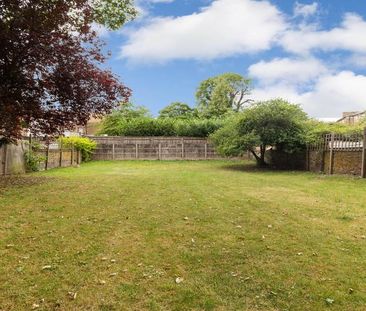 Cosy studio in a period house with access to a garden - Photo 1