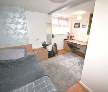 4 bedroom Flat in Wood Lane, Leeds - Photo 3