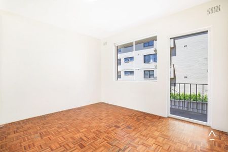 Only minutes walk from Ashfield station! - Photo 4