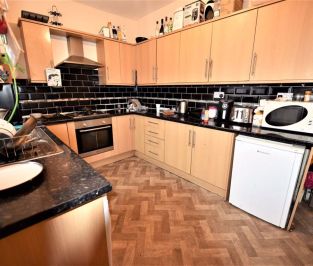 6 bedroom House in Cardigan Road, Leeds - Photo 5