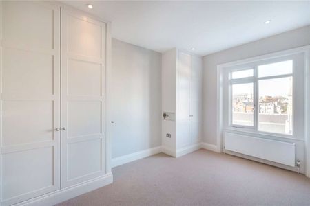 A beautiful two bedroom in a white stucco fronted period building. - Photo 3