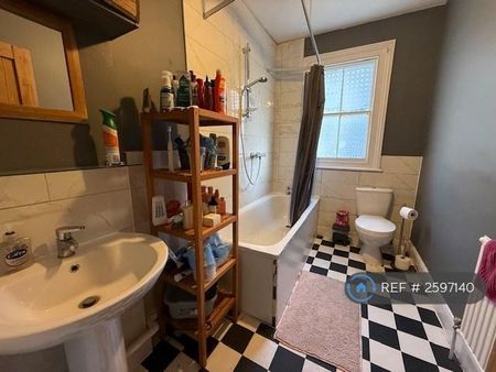 1 bedroom in a flat share to rent - Photo 5