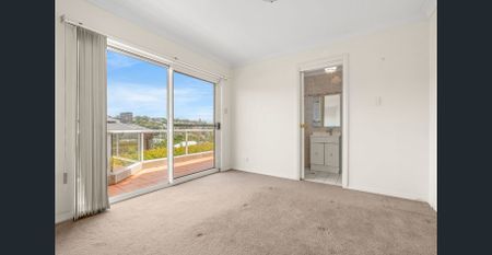 Large Three Bedroom Apartment - Photo 3