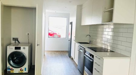 2-Bedroom Townhouse in New Lynn Central - Photo 3