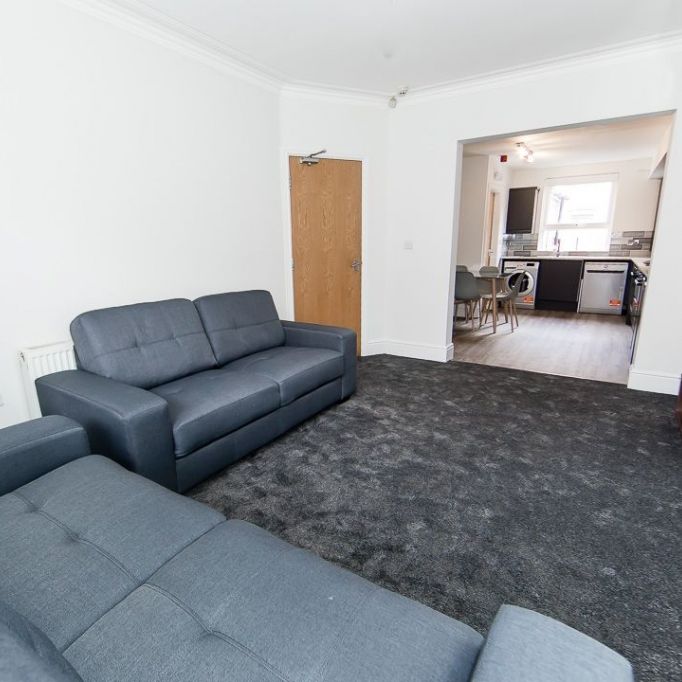 Welton Mount, Hyde Park, Leeds - Photo 1