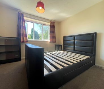 3 bedroom House in Chesterblade Lane, Bracknell - Photo 1