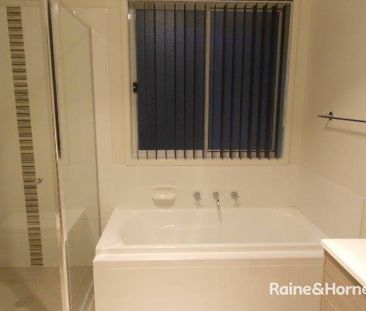 Executive Family Home In Renwick Estate - Photo 4