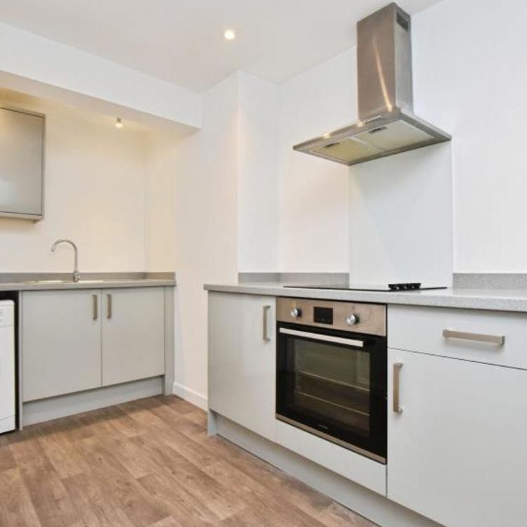 Immaculately presented two-bedroom double flat in the heart of Bedminster, Bristol, offering an open-plan kitchen/reception with good natural light, air conditioning, and convenient access to local amenities, parks, rail links and bus routes—ideal for couples or sharers. - Photo 1