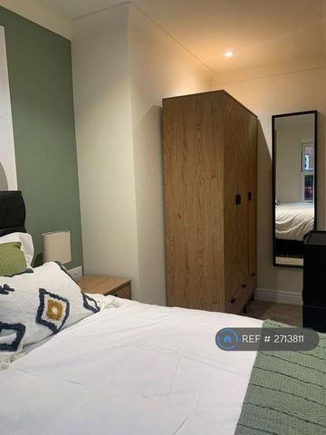 1 bedroom in a house share to rent - Photo 2