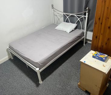 Three/Four bedroom flat inclusive of bills - Dagenham - Photo 2