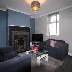 Large double room in shared house in Morley - available soon! - Photo 2