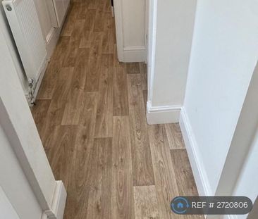 2 bedroom semi-detached house to rent - Photo 6