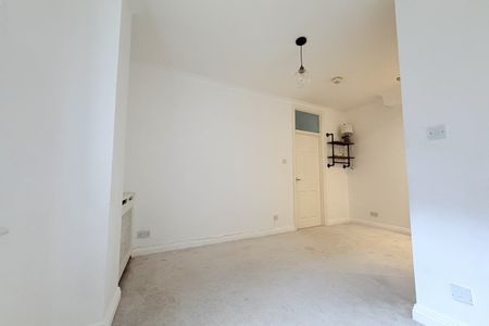 Low Petergate, YORK - Photo 2