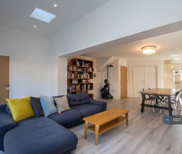 4 bedroom semi-detached house to rent - Photo 3