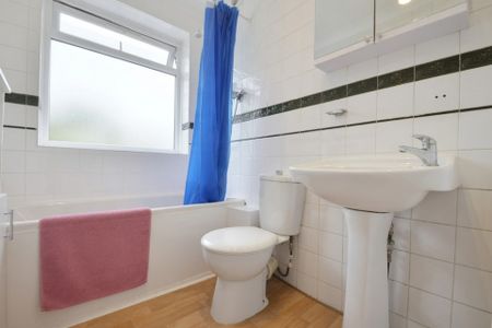 4 bedroom Semi-detached house to rent - Photo 3