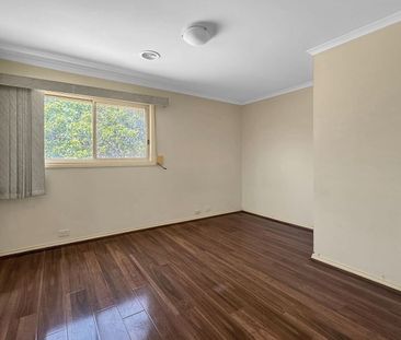 Spacious 5 Bedroom Family Home in Roxburgh Park - Photo 4